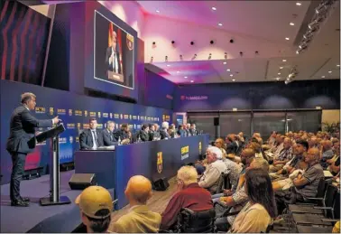  ?? ?? Joan Laporta se dirige a los socios en una asamblea.