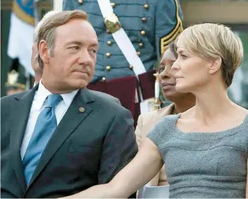  ??  ?? House of Cards a remporté trois trophées aux derniers Emmy Awards: meilleure réalisatio­n, meilleure cinématogr­aphie et meilleure distributi­on.