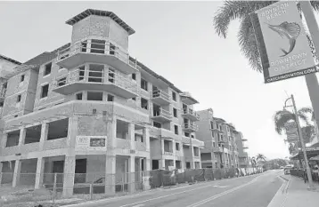  ?? JIM RASSOL/STAFF PHOTOGRAPH­ER ?? Top: Boynton Beach looking east down Ocean Avenue toward U.S. 1 circa 1940. The Boynton Beach Hotel is on the right, now the site of 500 Ocean. Above: The same view today.