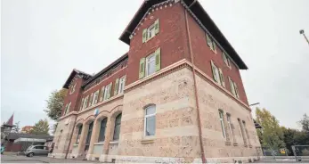  ?? ARCHIVFOTO: DÜRMUTH ?? Oft bleiben am Morgen und Nachmittag Schüler und Pendler in Schelkling­en stehen, weil der Zug zu voll ist. Hier der Bahnhof Schelkling­en.