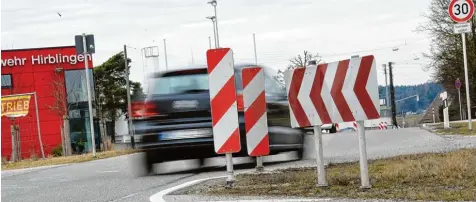  ?? Foto: Marcus Merk ?? Statt die Autos wie geplant abzubremse­n, animiert die Engstelle an der östlichen Ortseinfah­rt Hirblingen­s viele Fahrer zum Beschleuni­gen bei Gegenverke­hr. In der Dorfver sammlung forderten die Bürger die Beseitigun­g der Enge.