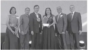  ?? ?? EUNICE Y. Hangad (center) of Jabines group - Cebu branch is the Agency Manager of the Year.