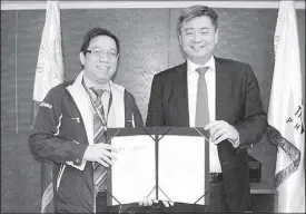  ??  ?? Trade Undersecre­tary and BOI managing head Ceferino Rodolfo (left) and Bank of China Ltd. – Manila Branch country head Deng Jun show the signed memorandum of understand­ing on the promotion of investment­s in the Philippine­s.