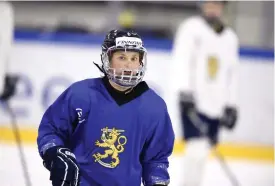  ?? FOTO: LEHTIKUVA / MARTTI KAINULAINE­N ?? Landslagsk­aptenen Jenni Hiirikoski är poängbäst bland finländarn­a i SDHL den här säsongen.