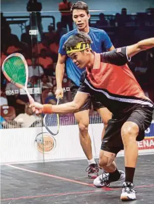  ?? PIC BY HAFIZ SOHAIMI ?? Ng Eain Yow plays a shot to Ivan Yuen in the semi-final of the Ohana Malaysian Open yesterday.