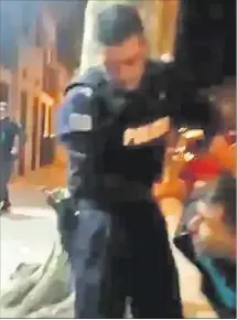  ??  ?? VIDEO. Es el segundo episodio en que filman a un policía.