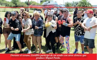  ?? Durante el verano, Gordillo participó de un asado con otros elencos que produce Miguel Pardo. ??