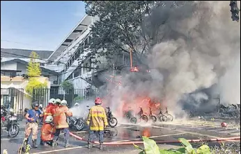  ?? REUTERS ?? Firefighte­rs extinguish a blaze caused by a blast at the Pentecost Church Central Surabaya.