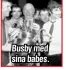  ??  ?? Busby med sina babes.