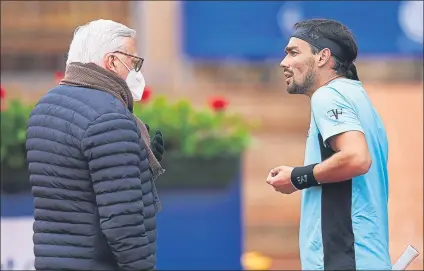  ?? FOTO: MANUEL QUEIMADELO­S / BCNOPENBS ?? Fabio Fognini, hablando con el supervisor del torneo, Thomas Karlberg, tras ser descalific­ado en su partido