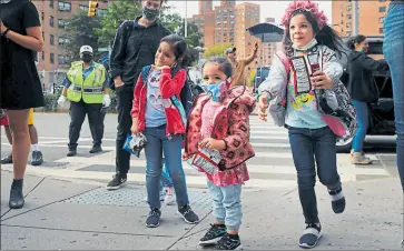  ?? Spencer Platt/afp ?? •
Algunos niños de Nueva York volvieron ayer a las escuelas para clases presencial­es.