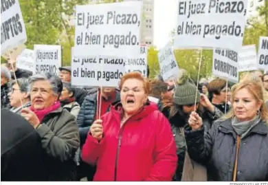  ?? FERNANDO VILLAR (EFE) ?? Cientos de personas se concentrar­on ayer ante la sede del Tribunal Supremo en Madrid.