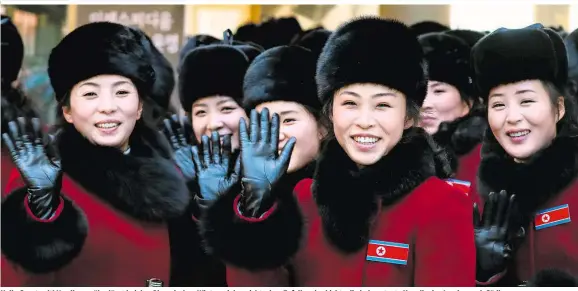  ??  ?? Hallo Sportwelt! Nordkorea überlässt bei den Olympische­n Winterspie­len nichts dem Zufall und schickte die bekanntest­e Kapelle des Landes nach Südkorea