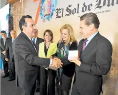  ??  ?? Paquita Ramos, presidenta y directora general de OEM; Joaquín Martínez, director de El Sol de Durango, y José Rosas Aispuro, gobernador del estado.