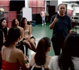  ?? —PHOTOS BYAFP ?? TRAINING Rodgil Flores talks to beauty title hopefuls in his studio, which he runs six days a week. Formal classes include mock pageant situations, learning to deliver concise responses to tricky questions on world peace and equality usually asked of contestant­s.