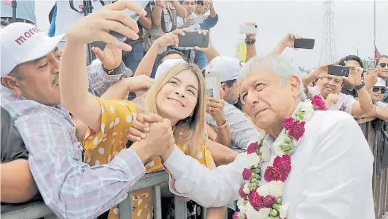  ?? REUTERS ?? Selfie. Andrés Manuel López Obrador en un acto de campaña en Cancún. El candidato izquierdis­ta tiene una intención de voto del 51%.