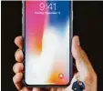  ?? Foto: dpa ?? Marketingc­hef Phil Schiller zeigt das neue iPhone X.