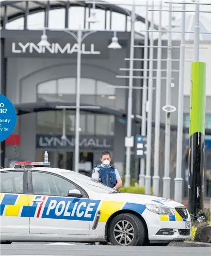  ?? Photo / Alex Burton ?? Police presence at Lynnmall following the terror attack.