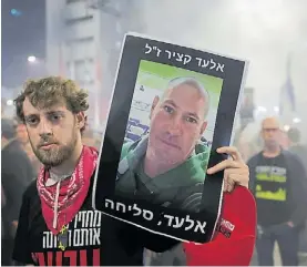  ?? ?? Víctima. La foto de Elad Katzir exhibida por un manifestan­te en Tel Aviv