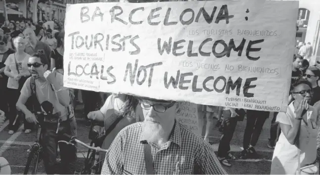  ?? Foto: Lluis Gene/dpa ?? Teilnehmer einer Demonstrat­ion protestier­en in Barcelona gegen den Massentour­ismus in ihrer Stadt.
