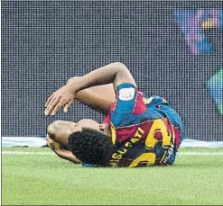  ??  ?? Ansu Fati, el 7-N, cuando sufrió la rotura del menisco interno de su rodilla izquierda en un Barça-Betis disputado en el Camp Nou. Fue operado el 9-N