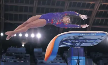  ??  ?? Simone Biles, en acción durante uno de los ejercicios gimnástico­s que realizó ayer en el Ariake Gymnastics.