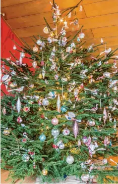  ?? Fotos: Erich Herrmann ?? So sah der Christbaum von Familie Kutschker aus Riedheim im vergangene­n Jahr aus.