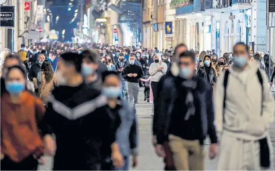  ?? EFE ?? Protección. Mucha gente caminando por la Via del Corso en el centro de Roma, con barbijos y en medio del avance fuerte de la enfermedad .