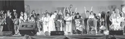  ?? ESCUELA STELLA MARIS ?? Los alumnos presentaro­n la obra teatral, que dejó un noble mensaje, en la sala del Cine Teatro Comodoro Rivadavia.