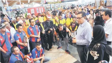  ??  ?? Azmi speaking to participan­ts at the sending off ceremony of 49 MMMSL train captains at KLIA. — Bernama photo