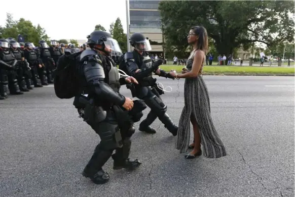  ?? JONATHAN BACHMAN/REUTERS ?? A demonstrat­or protesting the shooting death of Alton Sterling is detained by law enforcemen­t near the headquarte­rs of the Baton Rouge Police Department in Baton Rouge, La., on Saturday.