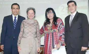  ??  ?? Raquel Rolnik, ex relatora especial de las Naciones Unidas (ONU), junto a la presidenta del CDHDF, Nashieli Ramírez Hernández, durante el foro Directrice­s para la Reconstruc­ción con Enfoque de Derechos Humanos.