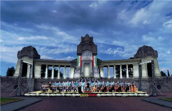  ??  ?? Ecco come apparirà il palco davanti al Monumental­e la sera del 28 giugno, quando è prevista la commemoraz­ione ufficiale delle 6 mila vittime Covid alla presenza del presidente Mattarella