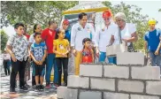  ?? CORTESÍA ?? El gobernador Eduardo Verano y el alcalde de Baranoa, Lázaro Escalante, durante la primera piedra.