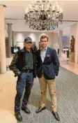  ??  ?? Schauspiel­er Terence Hill (links) mit Hoteldirek­tor Theodor Gandenheim­er im Hotel Drei Mohren. Holland: