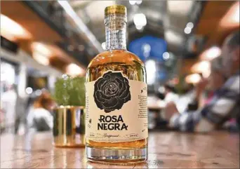  ??  ?? PREMIUM. Rosa Negra nació hace unos tres años en Uruguay; la versión café todavía no está a la venta.