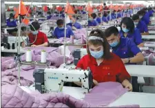  ?? WANG ZHUANGFEI / CHINA DAILY ?? Workers make down-filled coats at a factory in Jiashi county, Xinjiang Uygur autonomous region, last month.