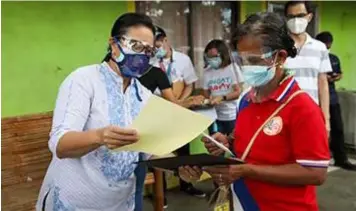  ?? VP LENI IN BULACAN. (Jay Ganzon / OVP) ?? Vice-President Leni Robredo visited the province of Bulacan on Wednesday, Jan. 13, 2020, where she led the turnover of her office’s livelihood assistance to several beneficiar­y groups there. Recipients of this assistance include a group of sewers in the town of Sta. Maria, which had taken part in the OVP’s local production of protective suits for frontliner­s. Also among the beneficiar­ies are members of two urban poor organizati­ons in the cities of San Jose del Monte and Meycauayan. The OVP has been supporting various communitie­s and sectors around the Philippine­s through livelihood subsidies. It expanded such efforts to Metro Manila and nearby provinces, in light of the dire effects of the COVID-19 pandemic on communitie­s in need.