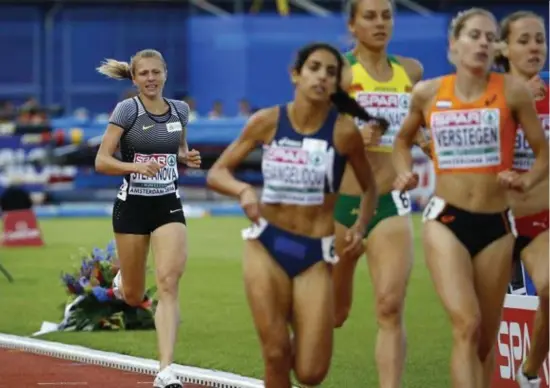  ?? Michael Kooren/photo news ?? Klokkenlui­dster Julia Stepanova mocht van de Internatio­nale Atletiekfe­deratie deelnemen onder neutrale vlag, maar daar steekt het IOC een stokje voor, aangezien ze eerder al geschorst werd wegens dopinggebr­uik.