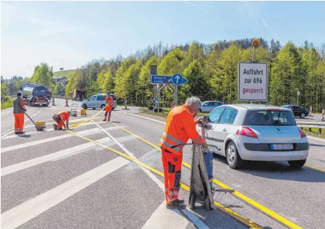  ?? FOTO: CHRISTIAN FLEMMING ?? Arbeiter haben am Montag die Baustelle an der Autobahnab­fahrt Sigmarszel­l eingericht­et. Bis Pfingsten sind dort die Autobahnau­ffahrten in beiden Richtungen gesperrt.