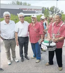  ??  ?? Roger et Marc Adivéze avec la fanfare de Joseph Cayuela