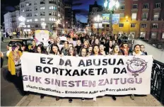  ??  ?? Manifestan­tes expresaron ayer en Bilbao su rechazo a la ratificaci­ón de la sentencia contra “La Manada” y reclamaron que se acuse al grupo de violación, no abuso.