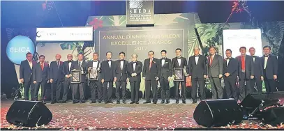  ??  ?? TAHNIAH: Uggah bersama Jason merakam kenangan bersama sebahagian ahli SHEDA dan pemenang pada Majlis Makan Malam Tahunan dan Kecemerlan­gan SHEDA 2017 di BCCK, Kuching, malam kelmarin. Turut kelihatan Kelvin dan Alex.