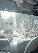  ??  ?? ▲幽靈羅里會掉出很多雜­物，使後方車主擋風鏡一片­狼藉。（照片取自Taman Sri Gombak臉書專頁）