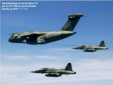  ?? (© FAB) ?? Ravitaille­ment en vol de deux F-5 par un KC-390 au cours d’essais menés en 2017.