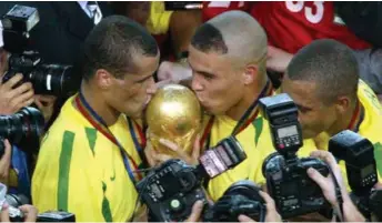  ?? FOTO: REUTERS/NTB SCANPIX ?? Rivaldo (t.v.) og Ronaldo med VM-trofeet fra 2002.