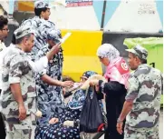  ??  ?? Saudi security forces dedicate all efforts to serve and assist thousands of Hajj pilgrims in every possible way at the Grand Mosque in Makkah. (AN photos by Ahmed Hashad)