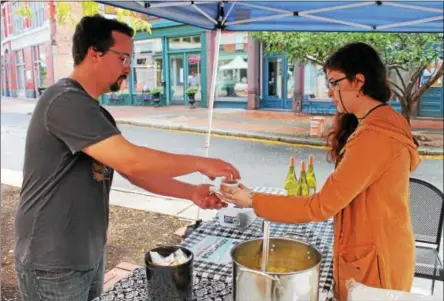  ?? LAUREN HALLIGAN LHALLIGAN@DIGITALFIR­STMEDIA.COM ?? The first sample of the day is served at Hudson-Chatham Winery during the 2017 Troy ChowderFes­t on Sunday in downtown Troy.