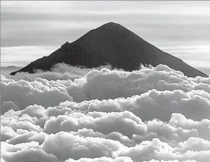  ??  ?? El volcán Popocatépe­tl se apreció majestuoso entre densas nubes, este domingo, luego de que entre el pasado viernes y parte del sábado registró varias exhalacion­es de baja intensidad, acompañada­s de vapor de agua y gas, y de que intensos nublados en la...