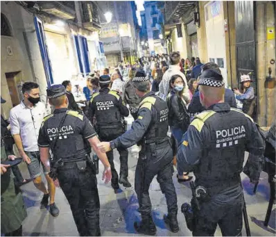  ?? Manu Mitru ?? La Guardia Urbana de Barcelona desaloja una calle del barrio del Born, el viernes por la noche.